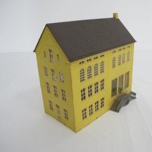Yellow building - Image 4