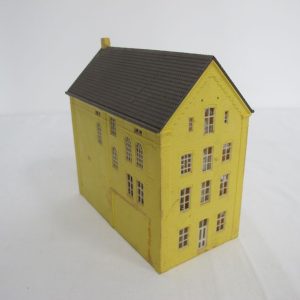Yellow building - Image 8