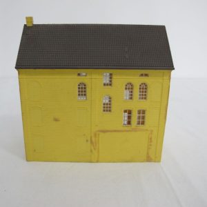 Yellow building - Image 9