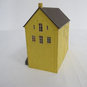 Yellow building - Image 2