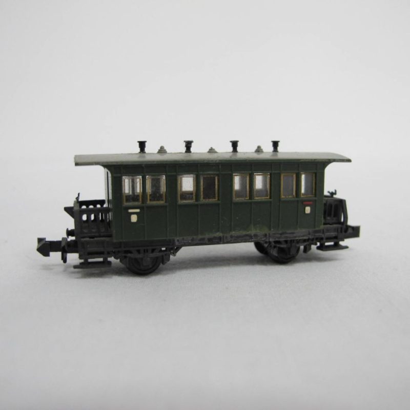 Green passenger car - Image 2