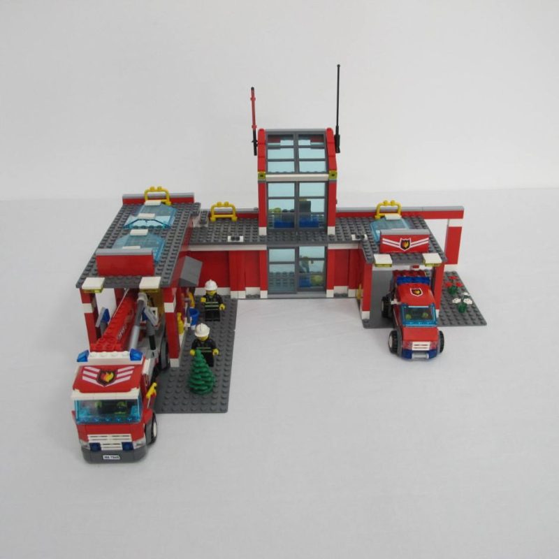 Fire Station. Complete without instructions or box - Image 3