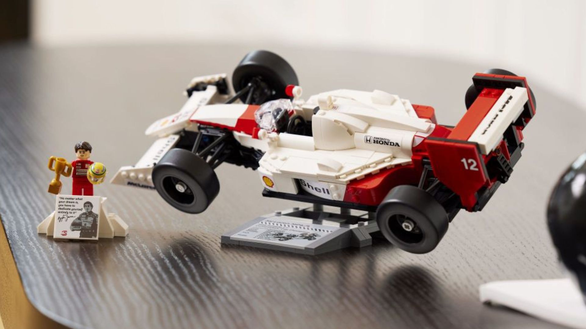 LEGO 10330 - McLaren MP4/4 & Ayrton Senna