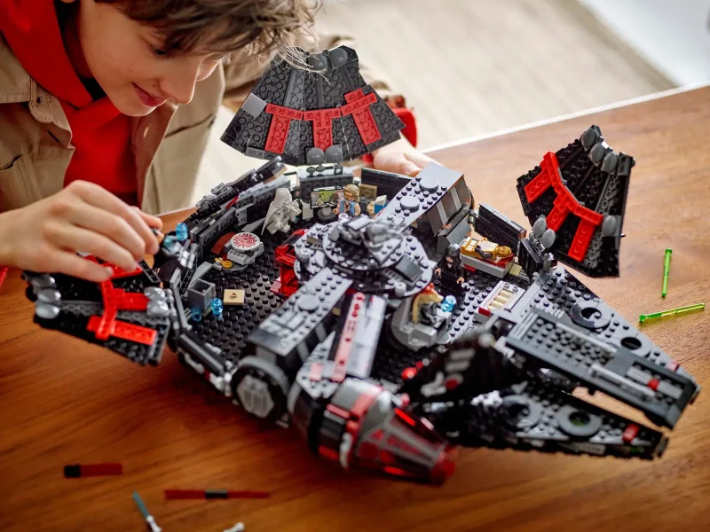 LEGO Star Wars 75389 The Dark Falcon