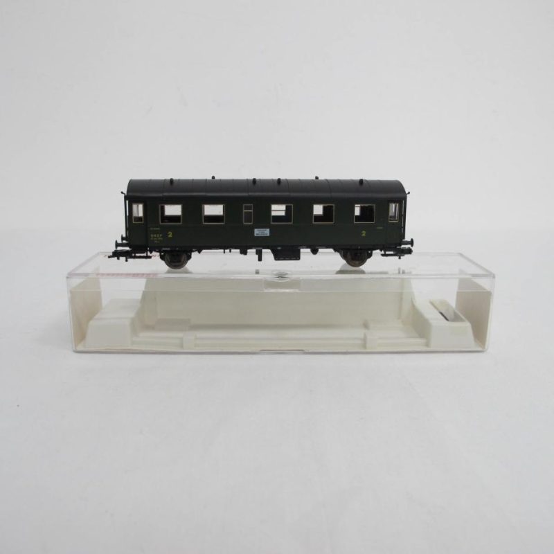 Passenger car SNCF 2nd class green