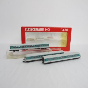 BR 614 diesel multiple unit + additional wagon, current-conducting couplers