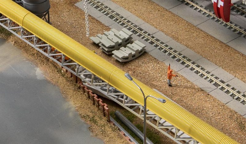 Conveyor belt with cover