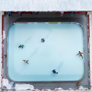 Artificial ice rink with moving figure - Image 2