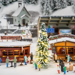 2 Christmas market stalls with moving figures - Image 9