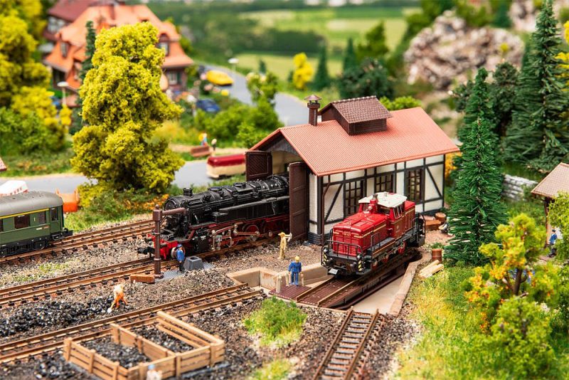 Segment turntable with locomotive shed