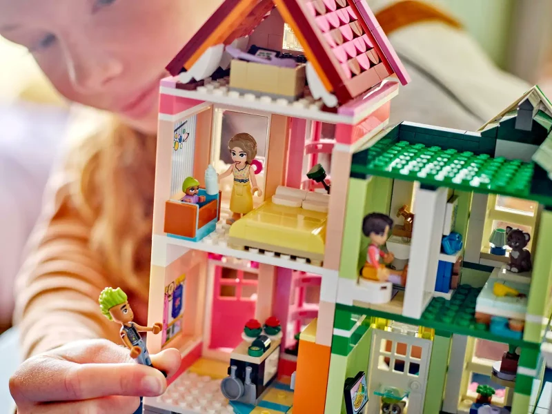 LEGO Friends 42670 Heartlake City Apartments and Stores